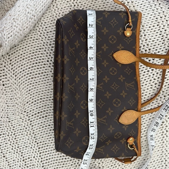 Louis Vuitton Neverfull Bag - Picture 14 of 16